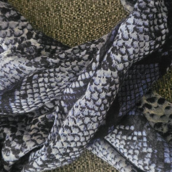 Gorgeous infinity royal blue black snakeskin lightweight Geometric Boho scarf - Picture 5 of 7